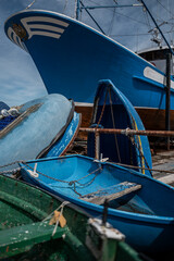 Bateau de pêche et barques dans le port de Fontarrabie (Hondarrabia) en espagne.