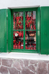 Décor à une fenêtre de boutique dans la vieille ville de Fontarrabie (Hondarrabia) en espagne.