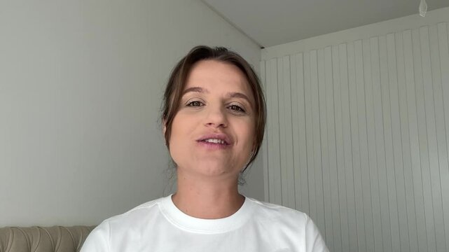 mulher influenciadora falando em video para rede social  