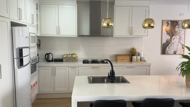 cozinha branca com ilha de quartzo branco 