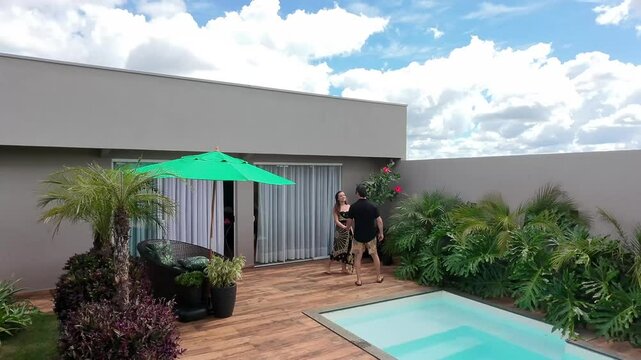 casal apaixonado se encontra em area de lazer com piscina 