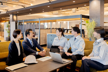 デザイナーズオフィスで働く人々