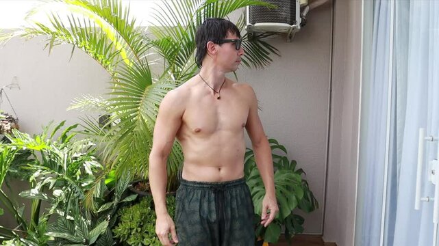 homem sem camisa no jardim 