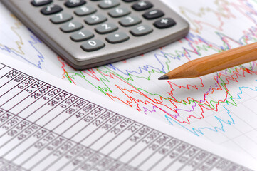 Ein Stift über Finanzdaten und Börsenkursen