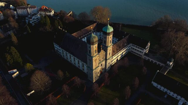 Kloster Hofen, auch bekannt als Schloss Friedrichshafen, Benediktinerkloster am Bodensee, Stadt Friedrichshafen, Deutschland Luftaufnahme. Schlosskirche aerial view in Germany, Friedrichshafen. 
