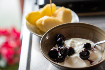 ブルーベリーヨーグルトと林檎で一日のスタート
