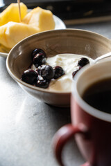 朝食のブルーベリーヨーグルトとりんごにホットコーヒー