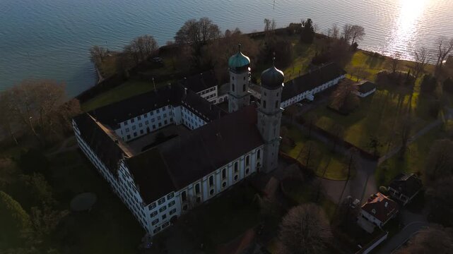 Kloster Hofen, auch bekannt als Schloss Friedrichshafen, Benediktinerkloster am Bodensee, Stadt Friedrichshafen, Deutschland Luftaufnahme. Schlosskirche aerial view in Germany, Friedrichshafen. 