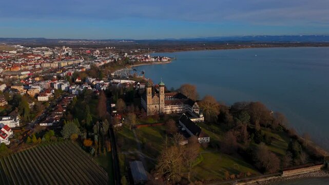Kloster Hofen, auch bekannt als Schloss Friedrichshafen, Benediktinerkloster am Bodensee, Stadt Friedrichshafen, Deutschland Luftaufnahme. Schlosskirche aerial view in Germany, Friedrichshafen. 