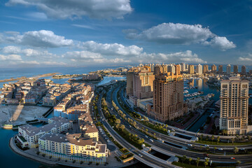 Obraz premium Doha, Qatar - December 20, 2024: Aerial view of Peral Qatar Porto Arabia with Doha Skyline early morning.
