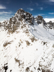 Vue aérienne d'une montagne blanche de neige et avec la roche visible, hautes Alpes, France