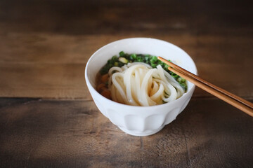 うどんを食べる