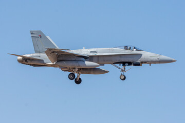 Avión de combate aterrizando