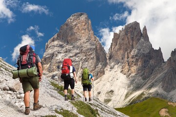 Plattkofel and Grohmannspitze with tourists