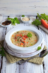 Teller mit deftiger Graupensuppe