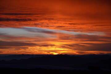 Obraz premium breathtaking sunset over the mountains