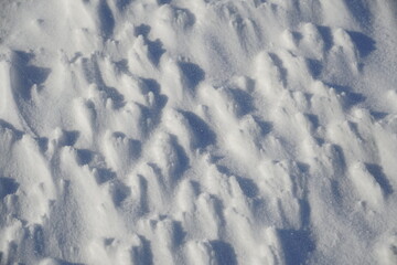 Muster im weißen Schnee