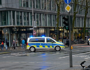 Straßensperre mit Polizeiwagen
