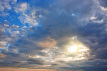 Obraz premium Evening sunshine background with clouds dramatic sky.