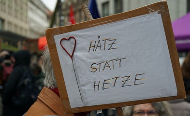Plakate auf einer Demonstration gegen Rechtsextremismus
