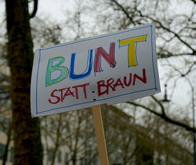 Plakate auf einer Demonstration gegen Rechtsextremismus