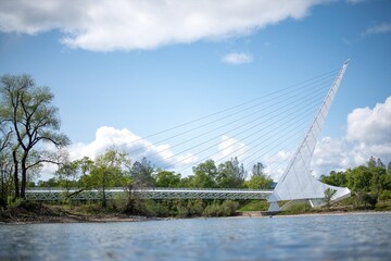 Obraz premium Stunning View of Sundial Bridge: The sleek, white architecture of Sundial Bridge contrasts with the natural greenery and river in Redding, California. 