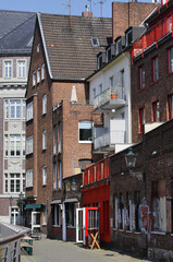Fototapeta premium Düsseldorf, Häuser in der Altstadt am Düsselgraben