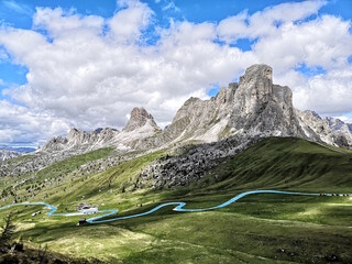 Blue line up to the Passo di Giau