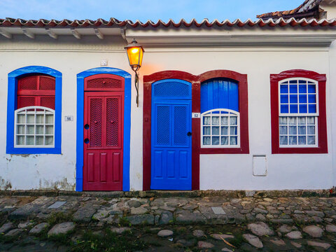 Casas antigas do centro hist&oacute;rico colonial de Paraty, Rio de Janeiro, Brasil