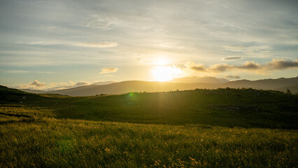 Obraz premium Sunset over the mountain fields