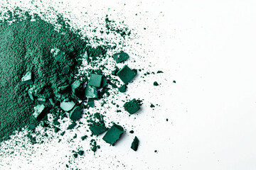 Fototapeta premium spirulina powder on white surface