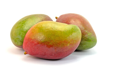 Reife Mangos vor weißem Hintergrund