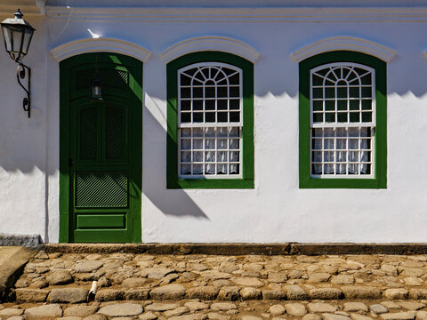 Casas antigas do centro hist&oacute;rico colonial de Paraty, Rio de Janeiro, Brasil
