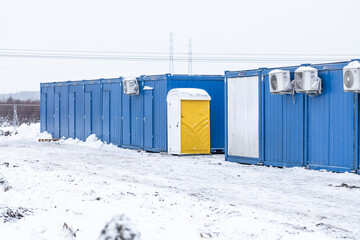 Kontenery biurowe na placu budowy. Plac budowy w zimowej scenerii. Budowa. Kontenery. Kontenery biurowe. Biuro budowy. © Leszek Szelest