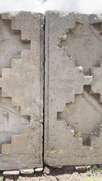 Chakana hecha de piedra, cruz escalonada ubicada en Tiwanaku Bolivia