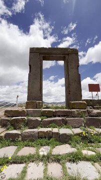 TIWANAKU, BOLIVIA - Toma fija del Kalasasaya o Piedras Detenidas en el sitio arqueol&oacute;gico de Tiwanaku, Bolivia.