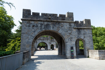 Explore the historic Portal Nuevo in Pamplona, Spain