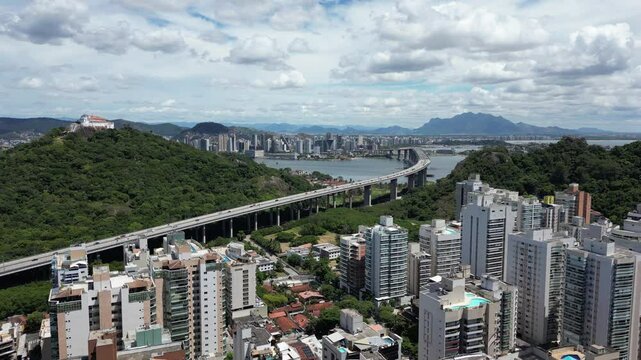 Imagem a&eacute;rea da praia da Praia da Costa e da 3&ordf; ponte na cidade de Vila Velha no Esp&iacute;rito Santo.