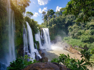 Obraz premium Beautiful waterfall in a tropical rainforest