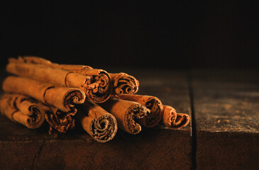 Aromáticos trozos de canela sobre mesa rústica