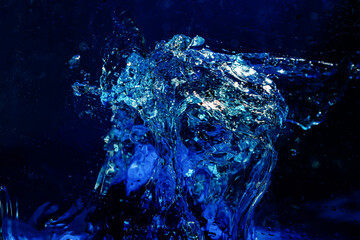 ダークブルー背景の水しぶき