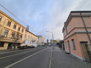 Spaziergang durch eine Potsdamer Strasse mit Wohngebäuden