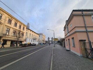 Spaziergang durch eine Potsdamer Strasse mit Wohngebäuden