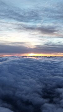 Nebelmeer S&uuml;df&ouml;hn Sonnenuntergang Hochschwab Gebiet Alpen Zeitraffer Hochformat