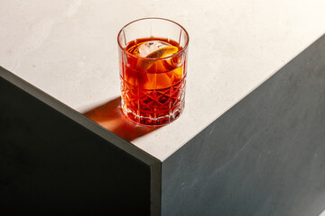 negroni auf Marmor Tisch