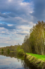 Obraz premium Lake with a cloudy sky in the background