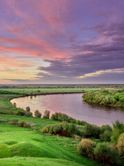 Naklejka premium Beautiful river with a purple sky in the background