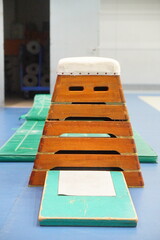 体育館の七段の跳び箱と前後に置いてある踏切台とマット