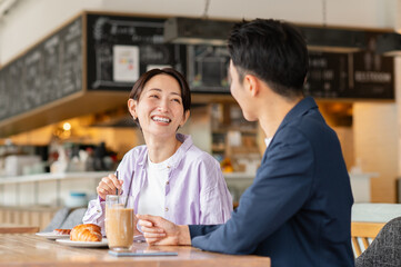 カフェでくつろぐミドルの夫婦