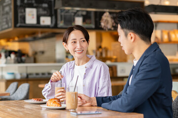 カフェでくつろぐミドルの夫婦